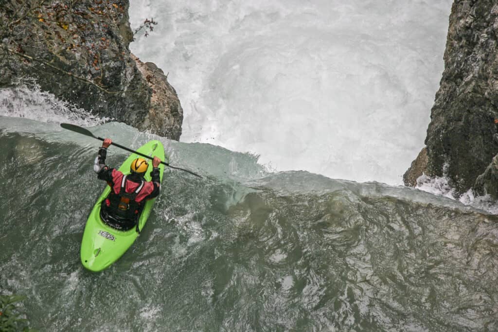 Kayak sopra la cascata