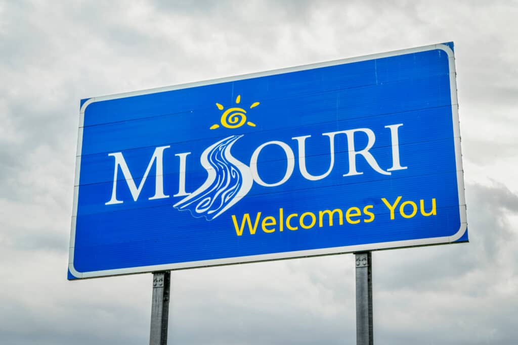 Un cartello stradale blu che accoglie le persone nel Missouri