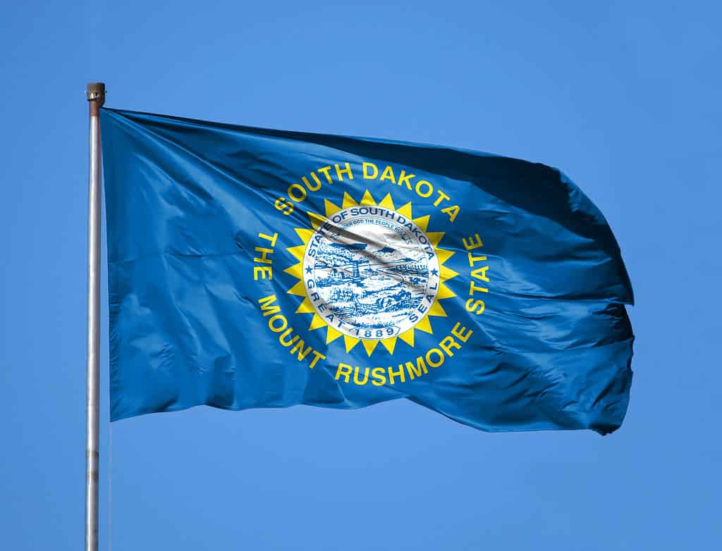 Bandiera del South Dakota contro il cielo blu
