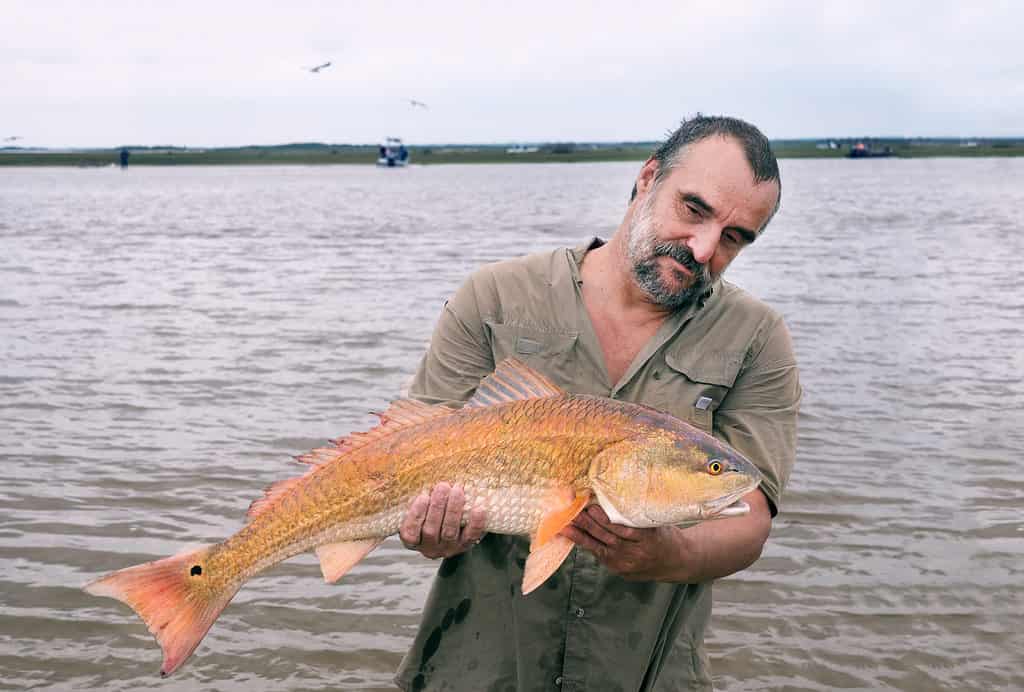 Uomo con un grande tamburo rosso