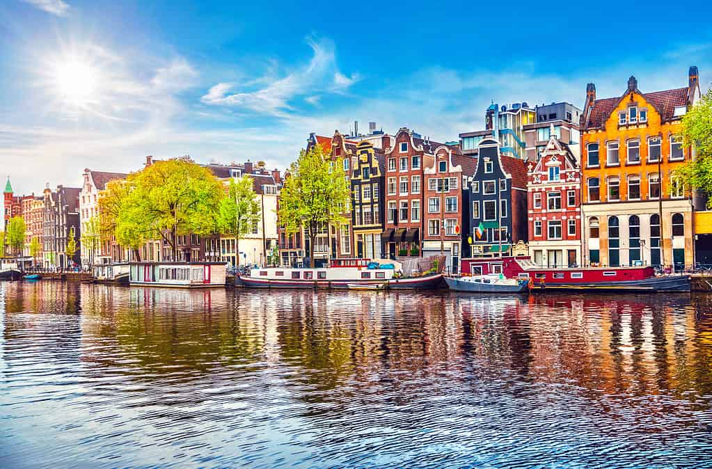 Amsterdam Paesi Bassi case danzanti sul fiume Amstel punto di riferimento nel vecchio paesaggio primaverile della città europea.
