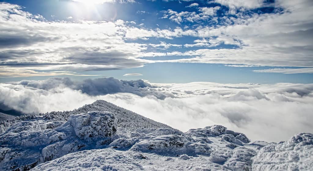 Montagne bianche coperte di neve