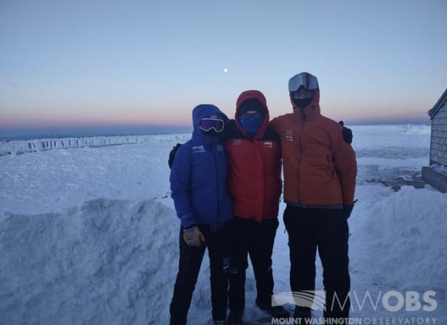 Alexis George, Francis Tarasiewicz e Karl Philippoff facevano parte dell'equipaggio del Mt. Washington Observatory che ha registrato il freddo storico della tempesta del febbraio 2023.  Foto dall'account Instagram dell'organizzazione.