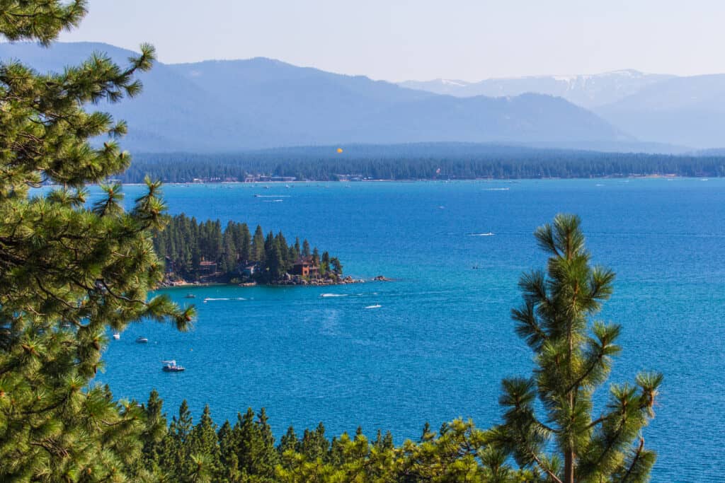 Lago Tahoe a Zephyr Cove, Nevada.