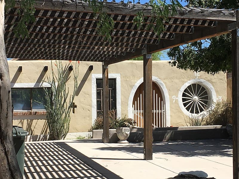 La storica Antonio Matus House (costruita intorno al 1926), situata in 856 West Calle Santa Ana a Tucson, Arizona, Stati Uniti, è elencata nel registro nazionale dei luoghi storici degli Stati Uniti.  Alla data della foto, la casa è utilizzata come museo e centro culturale Yaqui.