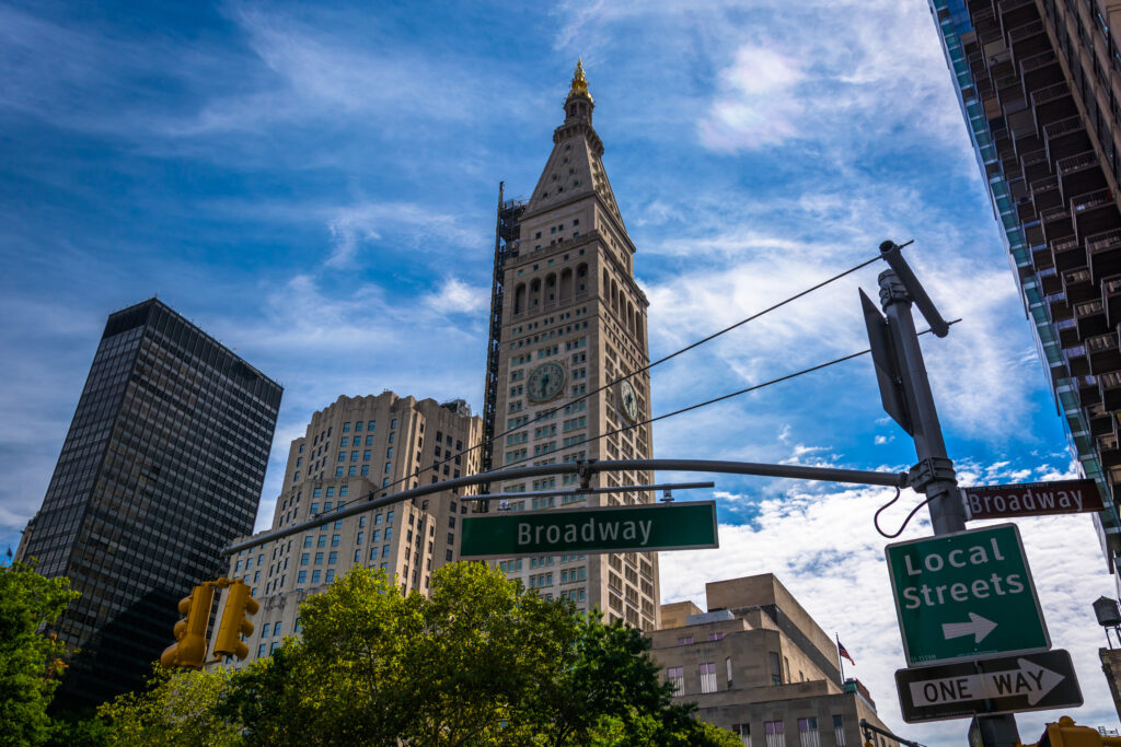 La Metropolitan Life Insurance Company Tower e il cartello stradale di Broadway a Manhattan, New York.