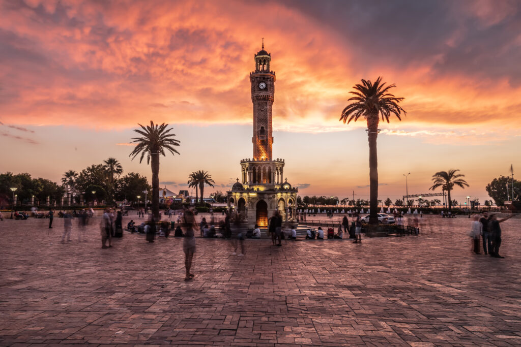 Konak Square street view con la vecchia torre dell'orologio.  Fu costruito nel 1901 e accettato come simbolo ufficiale della città di Izmir, in Turchia