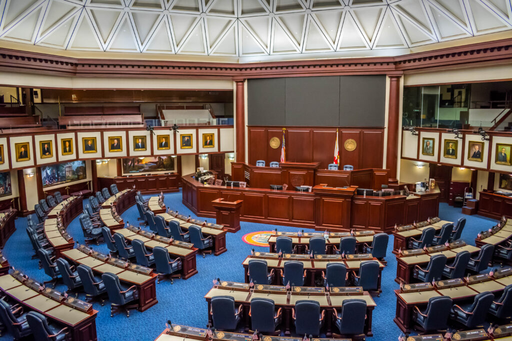 Tallahassee, FL, USA: La grande sala riunioni della Camera del Senato nella vecchia capitale della Florida