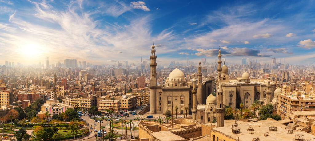 La Moschea-Madrasa del sultano Hassan al tramonto, la cittadella del Cairo, Egitto.