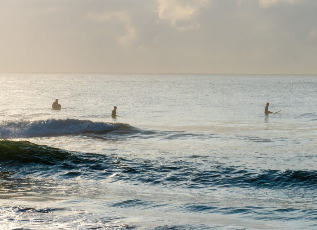 Surfisti in acqua durante la mattinata sull'isola di Hatteras