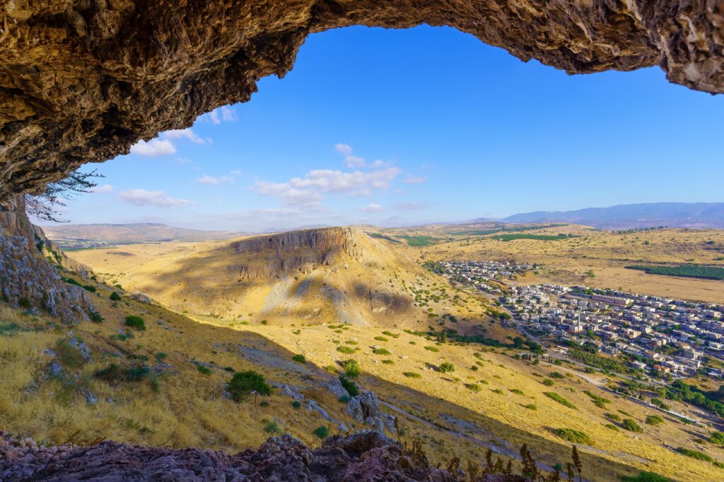 Vista da un'antica grotta nascosta su una scogliera, del Monte Nitai, nel Parco Nazionale del Monte Arbel, nel nord di Israele