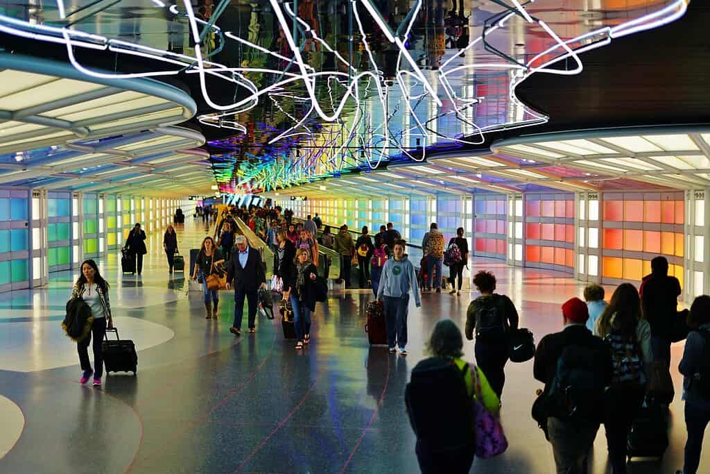 Tunnel al neon elettrico dell'aeroporto internazionale di Chicago O'Hare