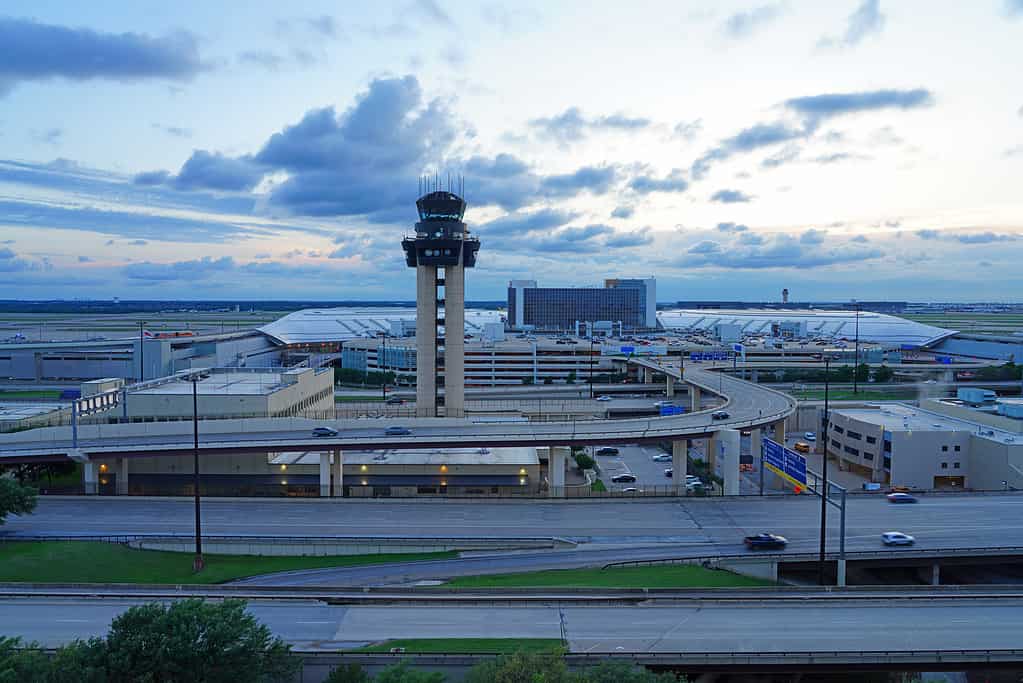 Vista della torre di controllo all'aeroporto internazionale di Dallas Fort Worth