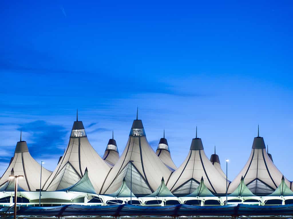 Tende luminose dell'aeroporto internazionale di Denver (DIA).