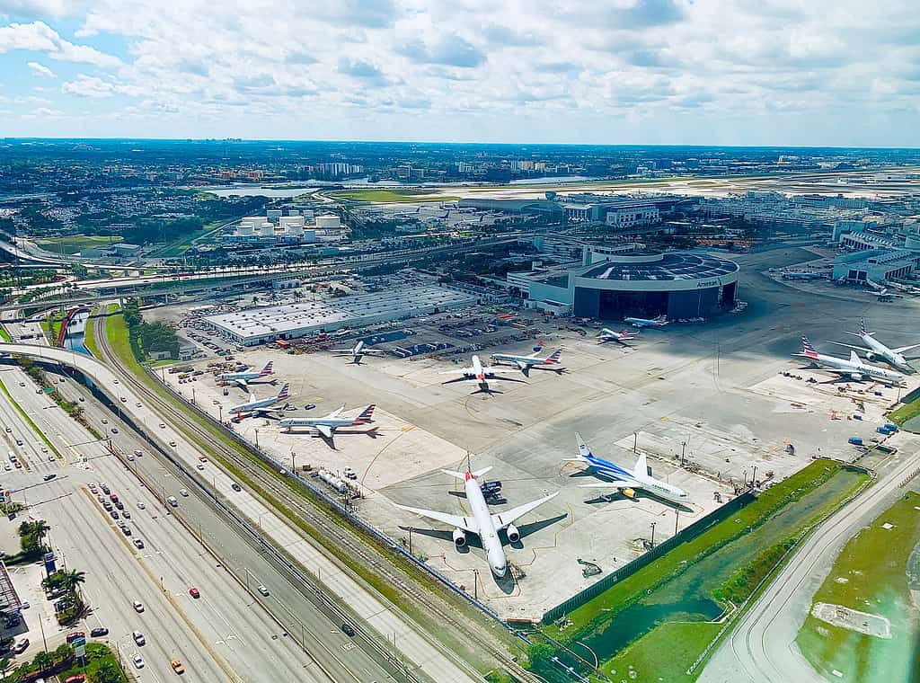 Aerei delle compagnie aeree americane, aerei sulla rampa nell'aeroporto internazionale di Miami