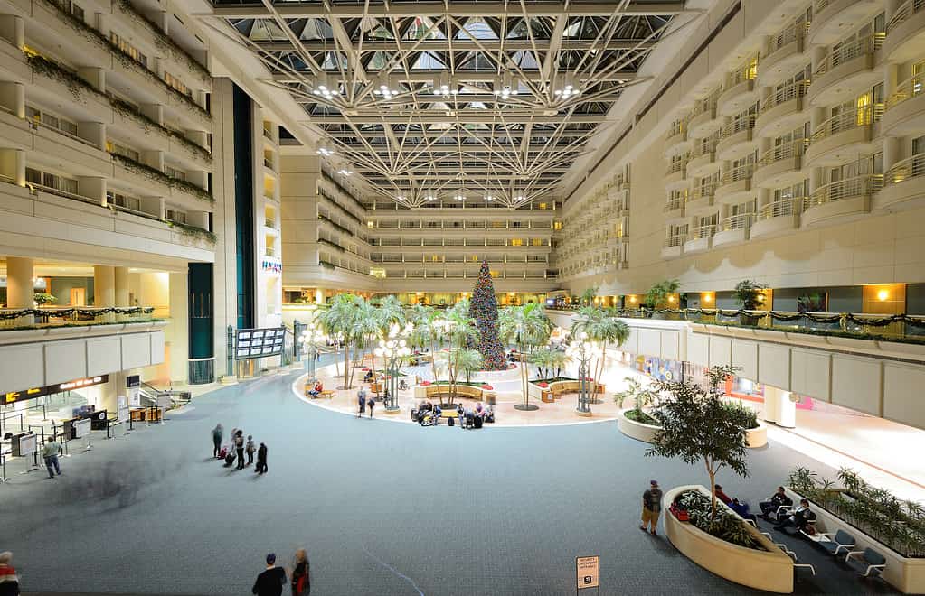Atrio interno dell'aeroporto internazionale di Orlando