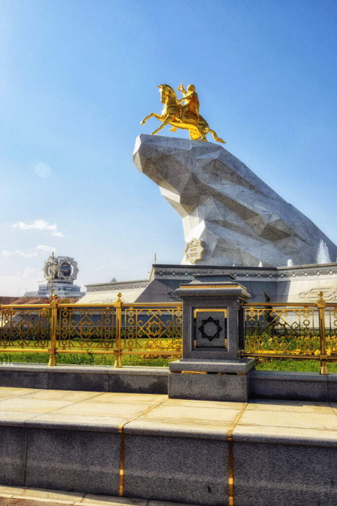 Guarda la statua del cane più grande del mondo: un capolavoro d'oro di 19 piedi