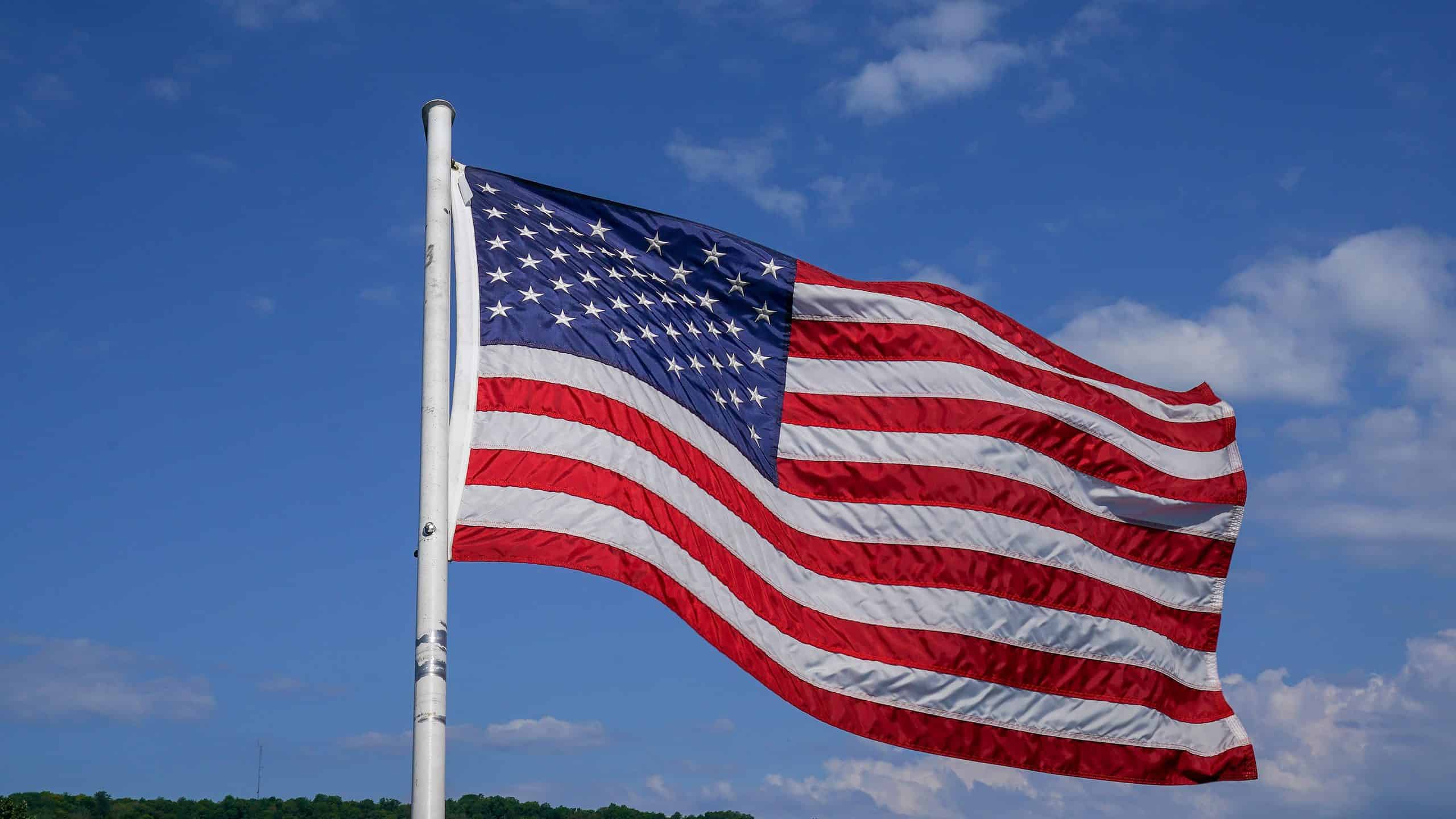 Bandiera degli Stati Uniti d'America (bandiera americana) al vento