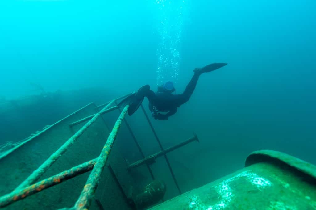 Sommozzatore che esplora un relitto dei Grandi Laghi trovato nel Lago Superiore