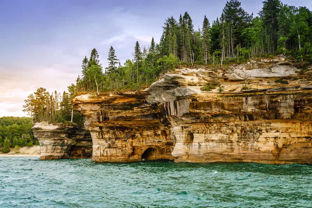 Corazzata formazioni rocciose a Pictured Rocks National Lakeshore sulla penisola superiore, Michigan