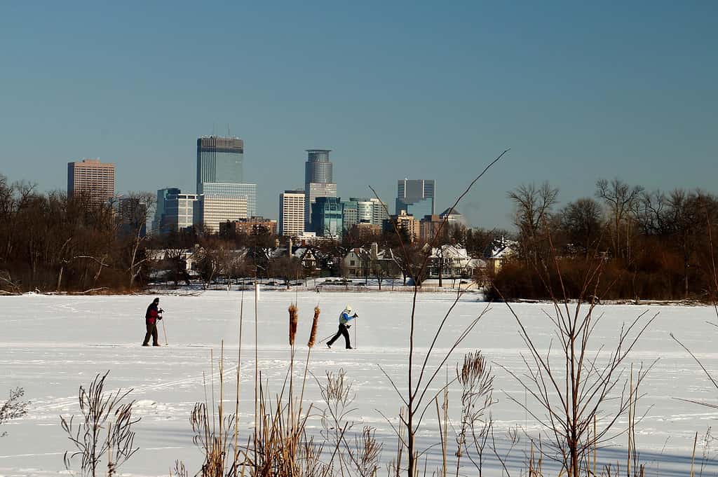 Skyline di Minneapolis con neve: l'inverno più caldo del Minnesota