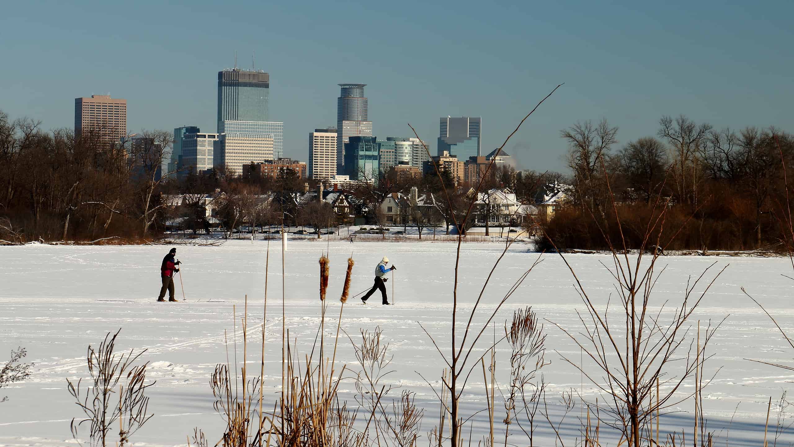 Skyline di Minneapolis con neve: l'inverno più caldo del Minnesota