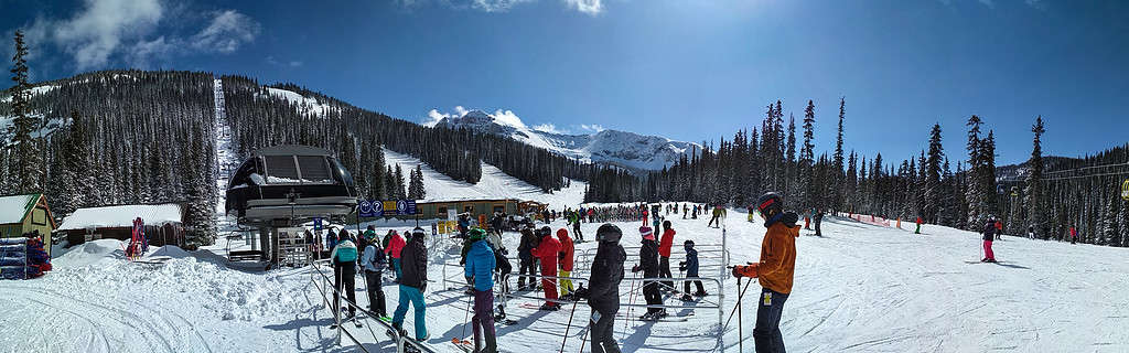 Persone in attesa della seggiovia al Sunshine Village Ski Resort, il Parco Nazionale di Banff