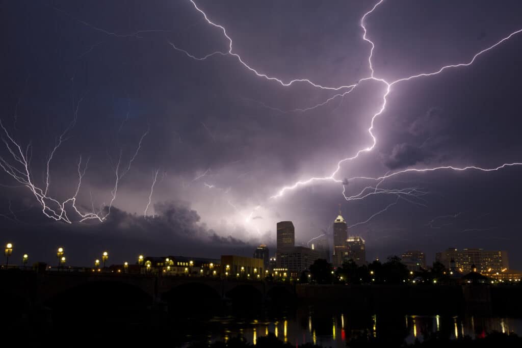 Indianapolis di notte durante un temporale.
