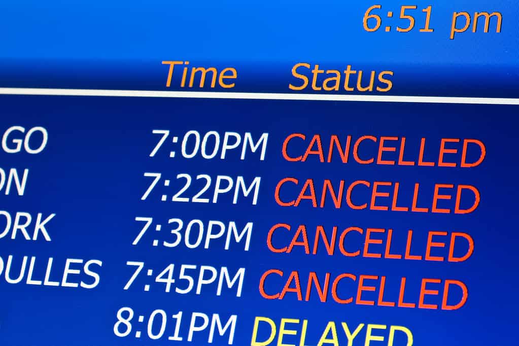 Imbarco di voli cancellati in un aeroporto