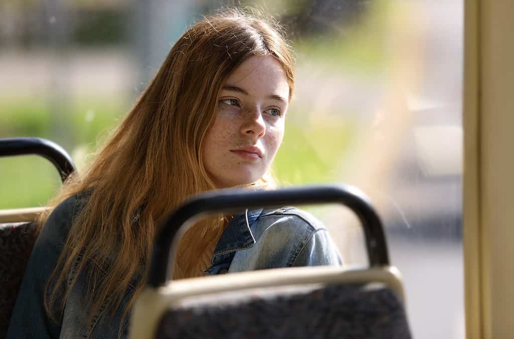 La ragazza si siede sul bus