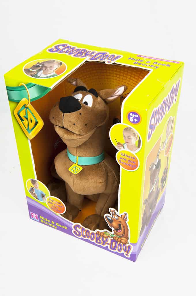 Adelaide, Australia - 12 dicembre 2013: Colpo dello studio di un giocattolo interattivo di Scooby Doo Hide and Seek.  Gioca a nascondino con Scooby-Doo.  Usa il telecomando interattivo e ascolta gli indizi.  Il telecomando ti mostrerà quanto sei vicino illuminando la direzione in cui si trova Scooby.