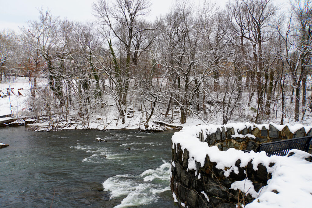 Bella vista vicino al fiume dopo una tempesta di neve a Brandywine Park, Wilmington, Delaware, USA