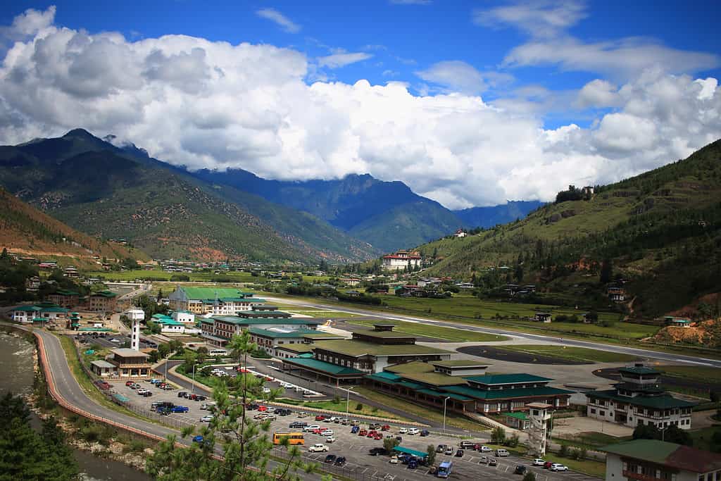 Splendida vista dell'aeroporto di Paro, Bhutan