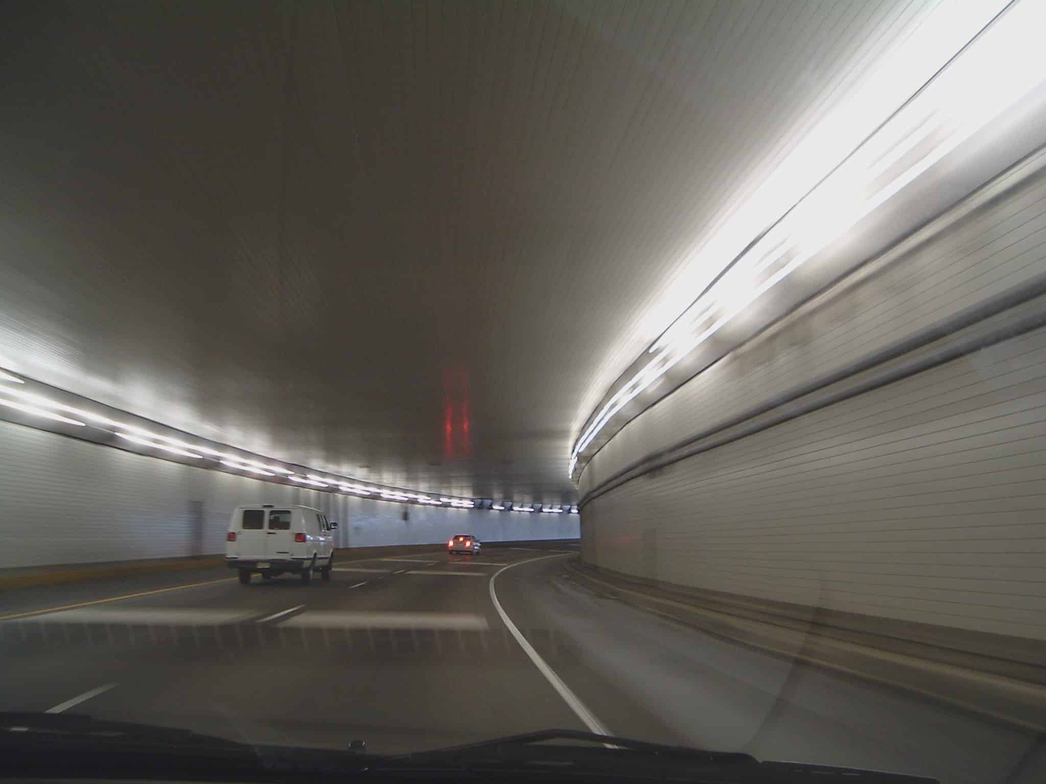 Interno del Lytle Tunnel a Cincinnati, Ohio
