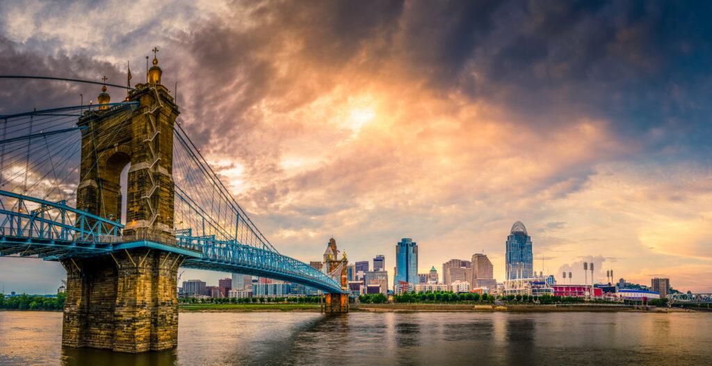 Cincinnati Ohio vista con il ponte roebling che collega l'Ohio al Kentucky