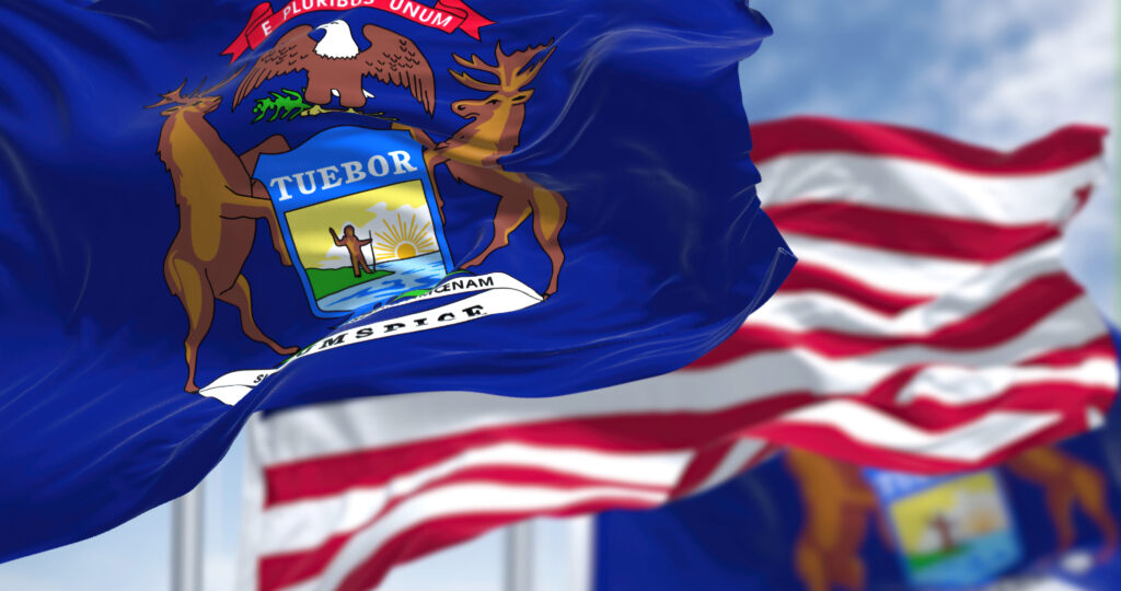 Vista ravvicinata della bandiera del Michigan con la bandiera degli Stati Uniti sullo sfondo