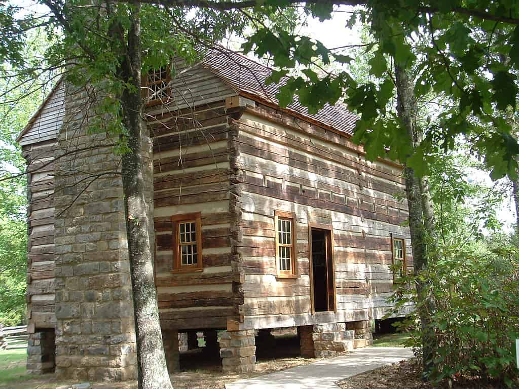 La Joel Eddins House è l'edificio più antico documentato in Alabama.