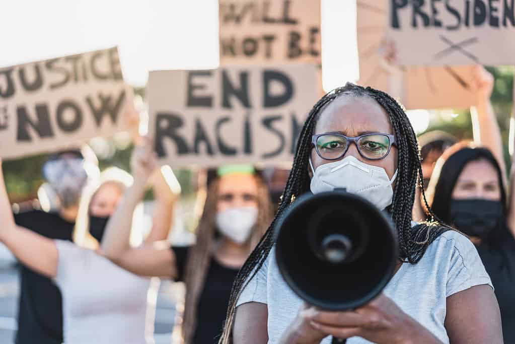 Gruppo di persone che manifestano contro il razzismo