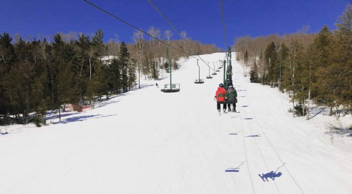 Miglior sci in Massachusetts: guida per le migliori montagne e date per le migliori condizioni di neve
