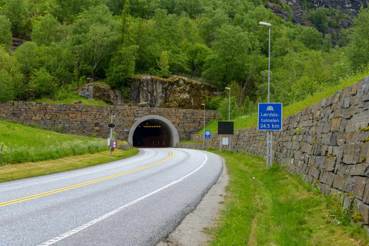 Laerdal Tunnel in Norvegia - il tunnel stradale più lungo del mondo, è lungo 24,5 KM.