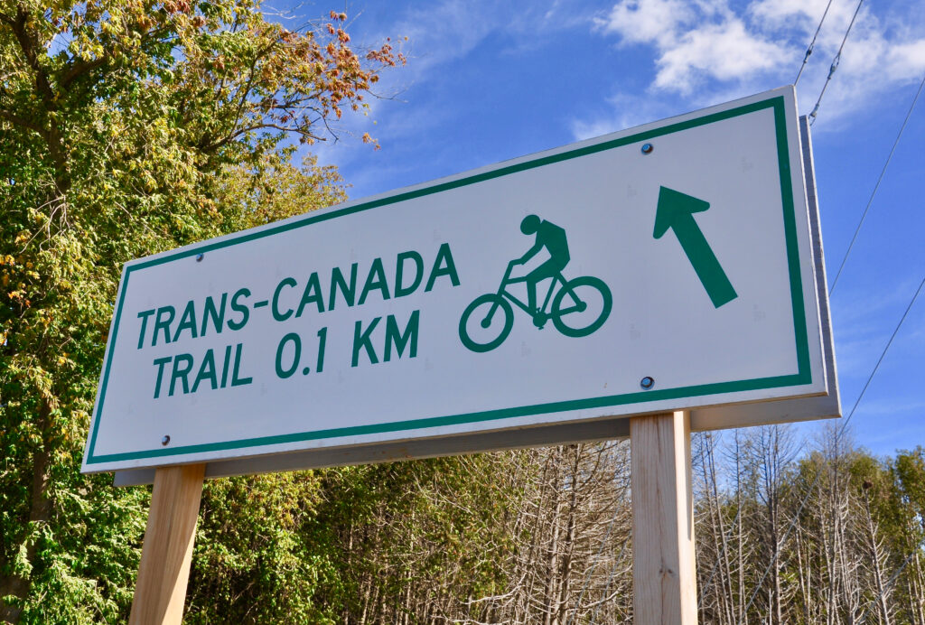 Segno che segna una delle numerose piste ciclabili lungo il Canada's Great Trail