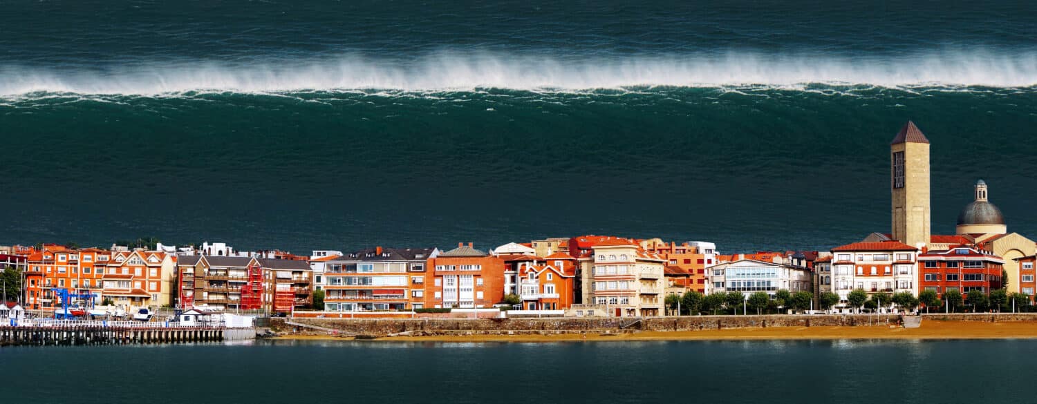 tsunami con una grande onda che si schianta su una città sulla costa