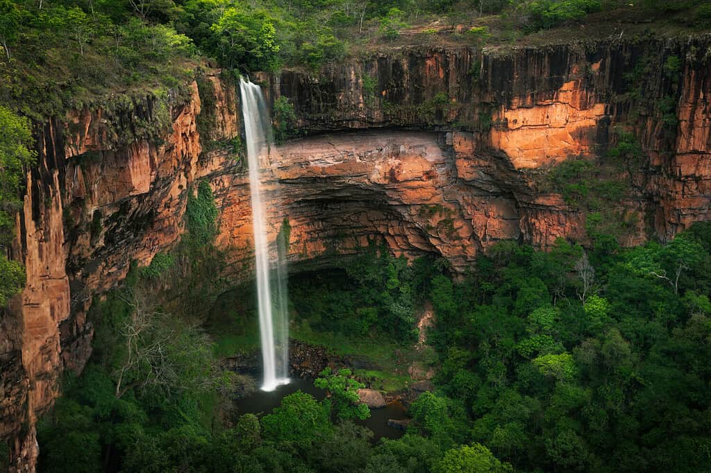 Bridal Veil Waterfall (Bride's Veil) nella Chapada dos Guimaraes National Park, Mato Grosso, Brasile