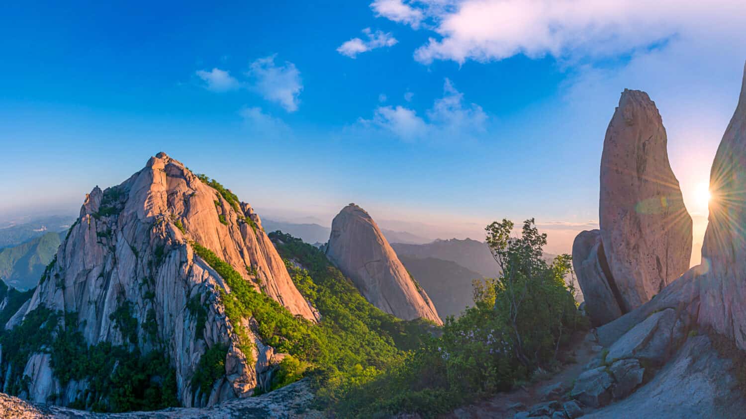 Montagna Bukhansan a Seoul all'alba al mattino nel Parco nazionale di Bukhansan, Corea del Sud