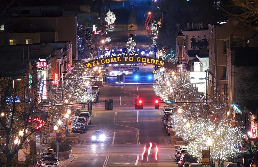 Strada principale del Colorado dorato.  Benvenuti nel Colorado dorato.  La città d'oro nel periodo natalizio.