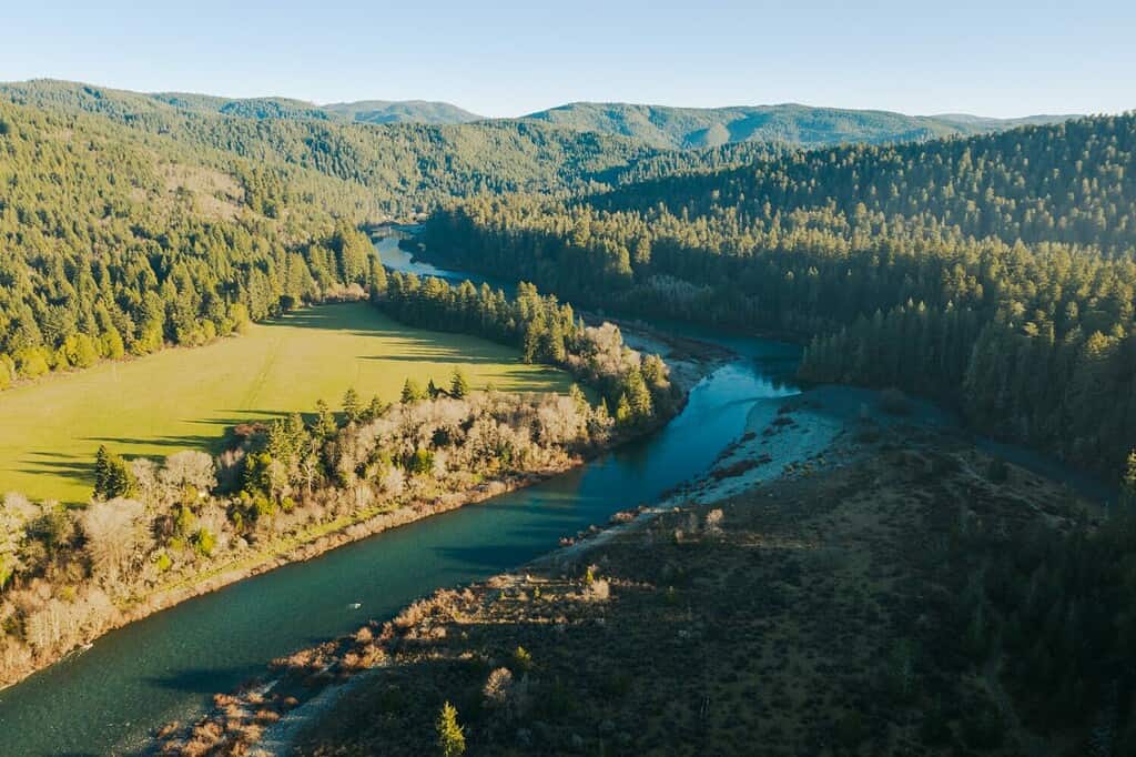 Il tortuoso fiume Smith in California, foto drone del Jedediah Smith Redwoods State Park.
