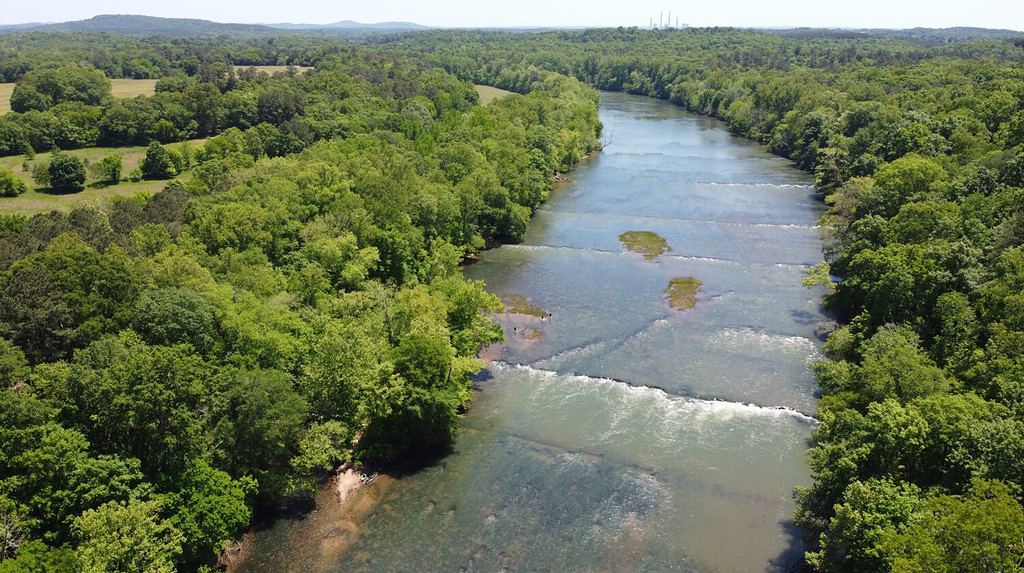 Una foto scattata con un drone del fiume Etowah, nello stato della Georgia.  Questa immagine proviene da un'avventura di pesca e kayak di 3 giorni.