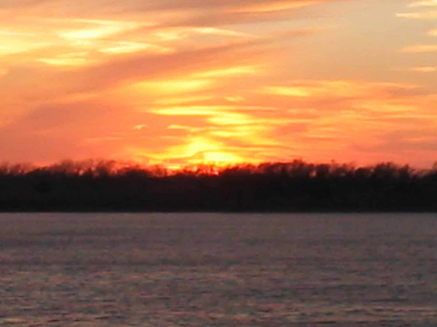 Il tramonto sul Canton Lake in Oklahoma nel marzo 2005.