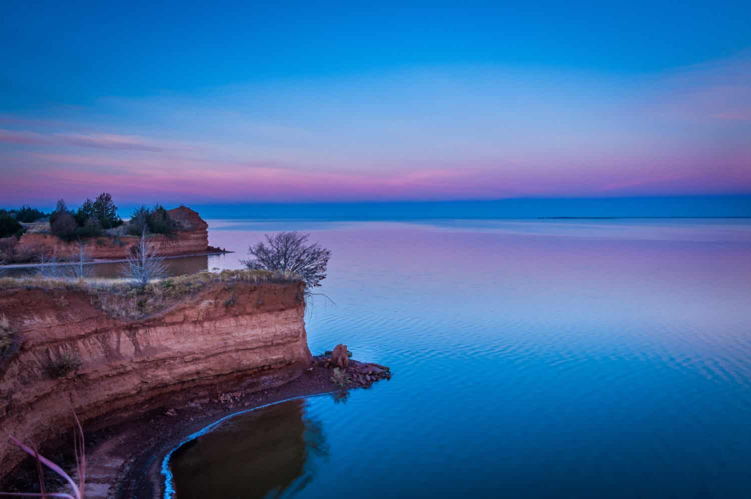 Luce mattutina sopra il lago d'acqua ferma, Great Salt Plains Lake, Oklahoma