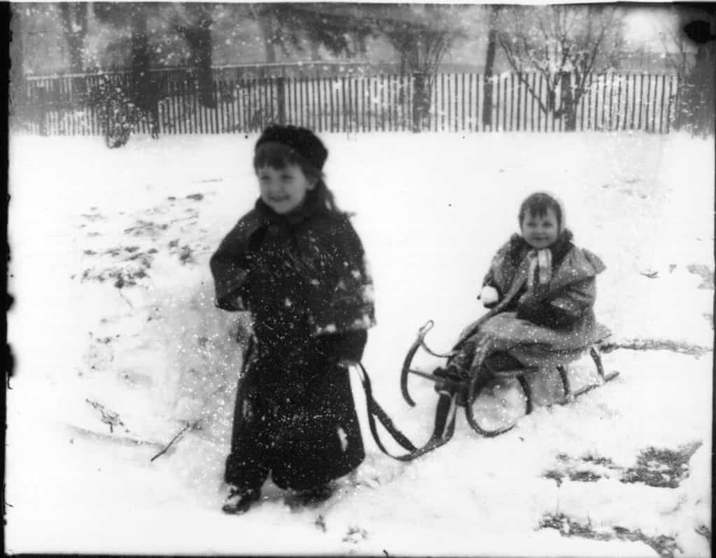 Bambini che giocano con la slitta nella neve 1903 a Oxford, Ohio